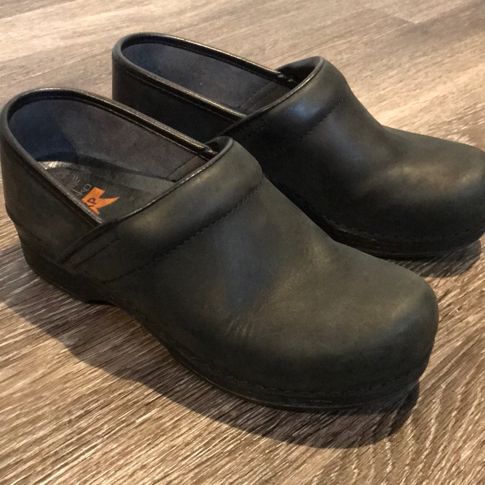 Black leather Danskos